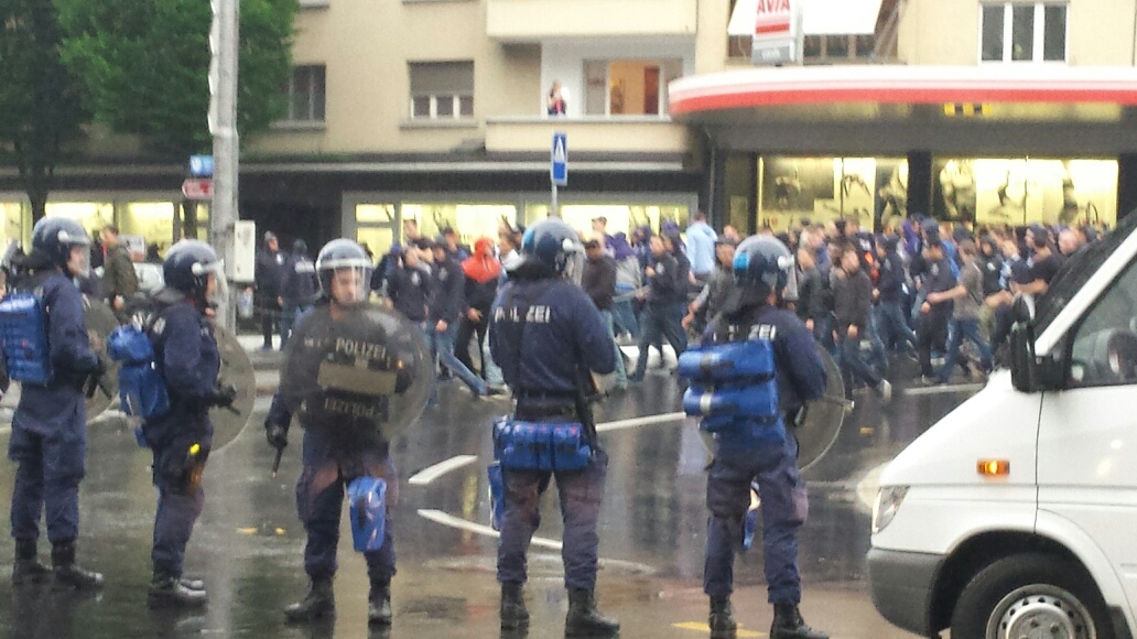 Starke Polizeikräfte riegeln den Bundesplatz ab, um den Heimmarsch der Zürichfans zu ermöglichen.