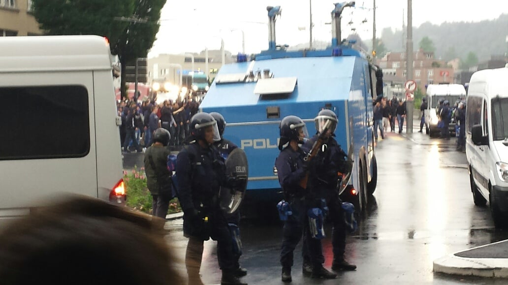 Nach dem Spiel sichert die Polizei auf dem Bundesplatz den Abmarsch der FCZ-Fans Richtung Bahnhof. Im Hintergrund zu sehen sind FCZ-Fans, die in Richtung FCL-Fans provozieren.