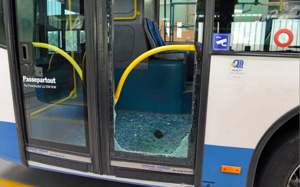 Beim Bundesplatz stiegen Zürcher aus dem Bussen und griffen dort FCL-Fans an. (Bild: Luzerner Polizei)