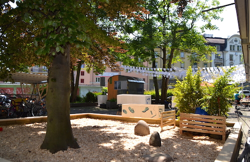 Der Schnitzelplatz rund um den Baum wurde für die Kinder angelegt.