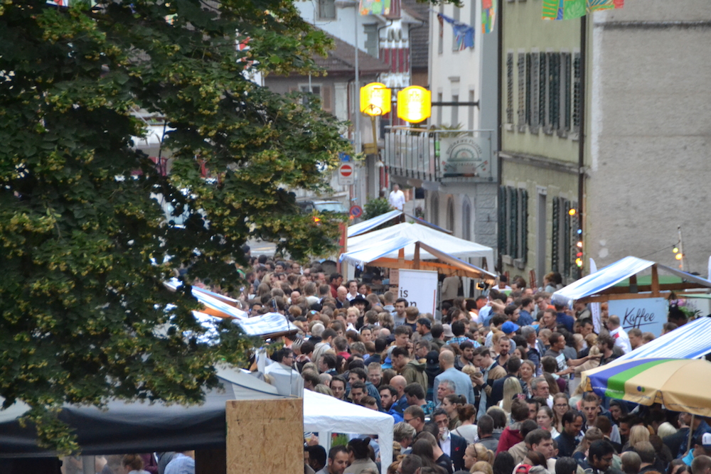 Eindrücke vom ersten Luzerner Street Food Market in der Lindenstrasse. (Bild: jav)