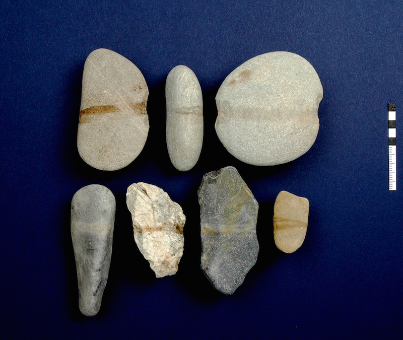 Wichtige Hinweise auf die Fischerei mit Netzen sind die Netzsenker, die aus Steinen mit Kerben und Schnurabdrücken bestehen. Aus Cham-Eslen, 4'200 v. Chr
