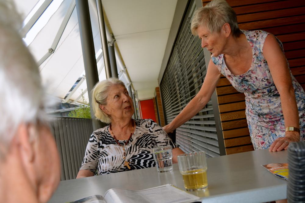 Vreni Grüter, Leiterin der Viva-Pflegewohnungen, unterhält sich mit Bewohnerin Lydia Bamert (84). Bamert wohnt zusammen mit 12 anderen Betagten in dieser Pflegewohnung an der Werkhofstrasse 7 in Luzern.