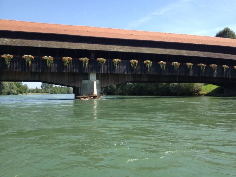 Die schöne Holzbrücke in Sins...