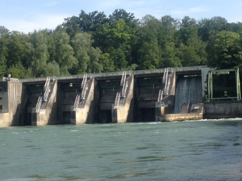 Das Kraftwerk in Bremgarten-Zofikon. Hier muss die Reuss kurz verlassen werden. Die Anfahrt auf das Kraftwerk zu ist jedoch völlig ungefährlich.