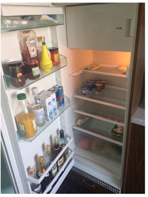 Viel Alkohol und wenig Essbares findet sich in diesem Kühlschrank.