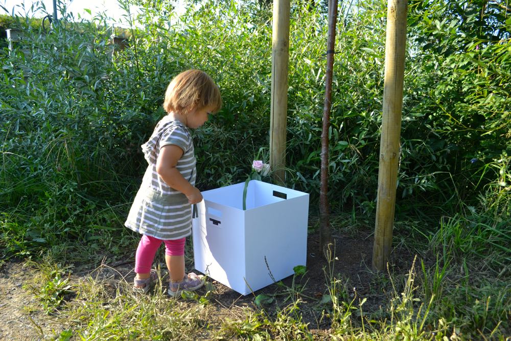 Diese Box mit Briefen, Blumen und Kinderzeichnungen wird dem Opfer und dessen Angehörigen überreicht.