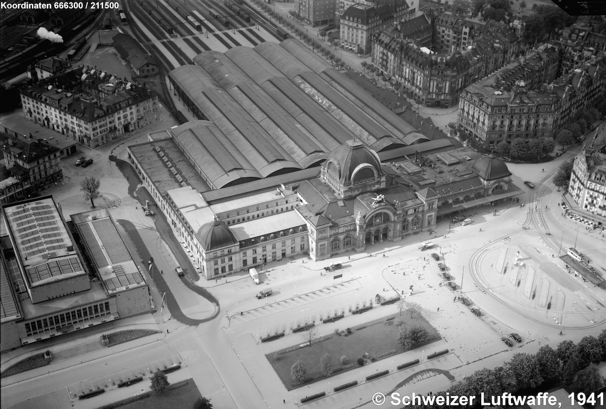 Bahnhof Luzern um 1941: Viel Platz, kaum Verkehr. Diese Zeiten sind vorbei. Künftig soll der ÖV priorisiert werden – auch in Horw, Kriens, Ebikon und Emmen.