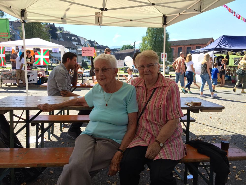 Yvonne Brättler (88) und Berta Arnold (82) geniessen das Quartierfest im Schatten.