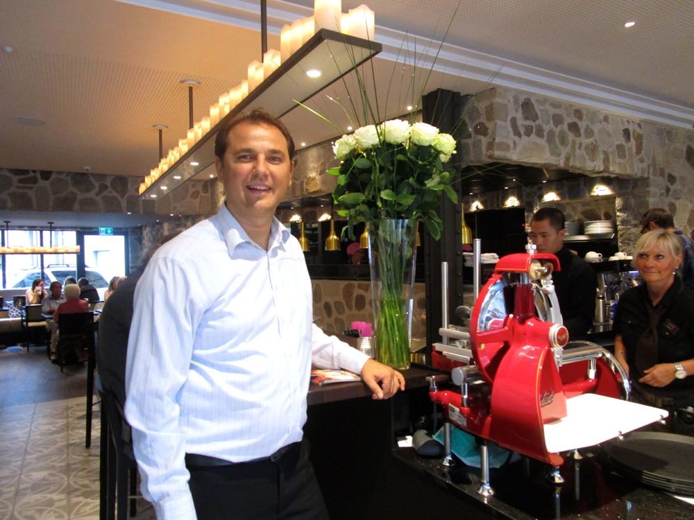 Geschäftsführer Argon Tunprenkay leitet das «La vie en rose».