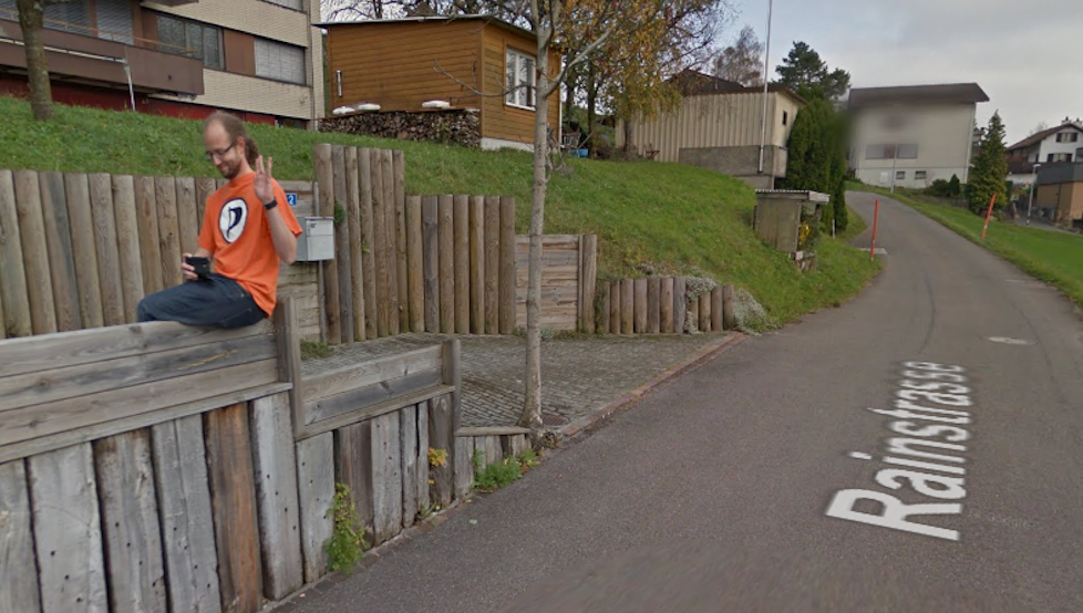 Mit einer Spock-Pose hat sich Mauchle auf Google Street View verewigt. Unverpixelt, versteht sich.