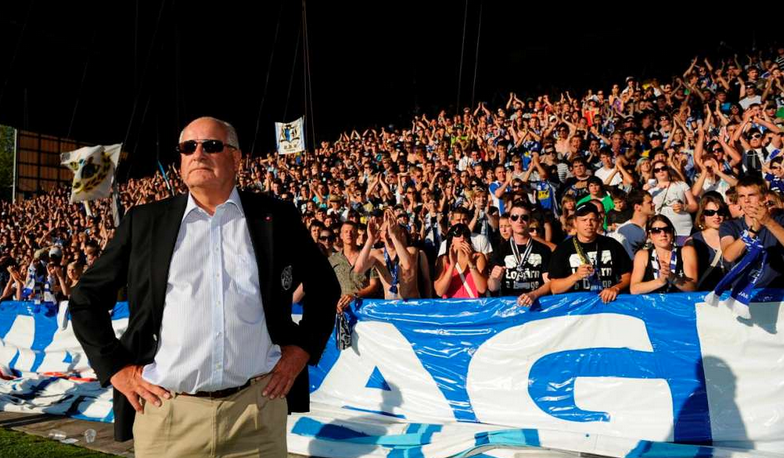 Walter Stierli stellt sich 2009 nach dem Barragespiel gegen Lugano vor die Kurve der FCL-Fans. Aus dieser Kurve flog ein Knallkörper neben den Linienrichter und führte fast zum Spielabbruch.