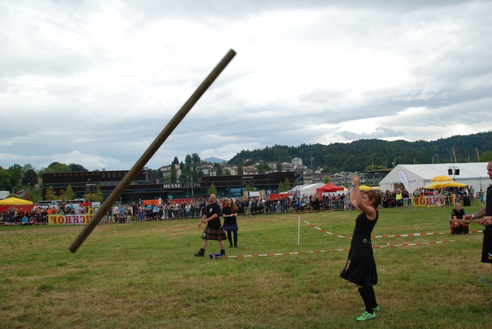 Jennifer Garrido Costa vom Braveheart Clan wirft den Baumstamm bei der Disziplin Caber toss.