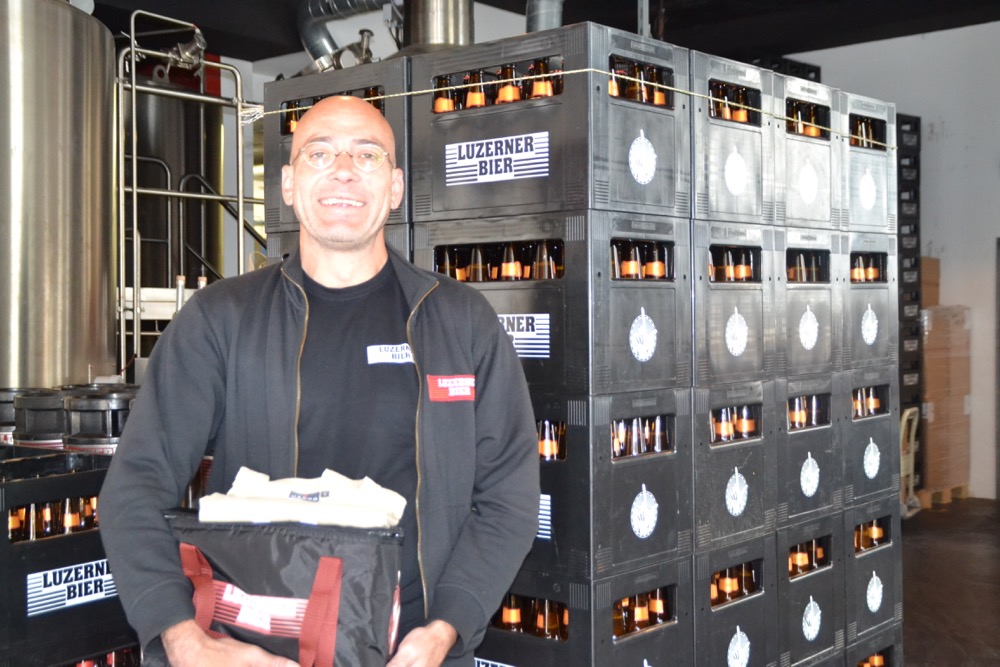 David von der Luzerner Brauerei mit dem Preis für Mats, der zur Zeit noch in Shetland weilt.