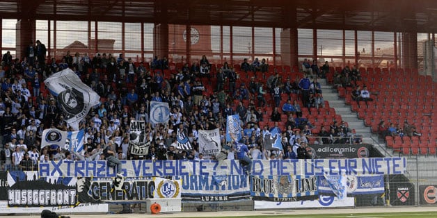 «Äxtrazög verbiete – ned met üs ehr Niete.» Bereits im Stadion in Neuenburg zeigten die FCL-Fans ihre Schadenfreude über den Missglückten Einsatz der Bahnpolizei (Bild: Dominik Stegemann).