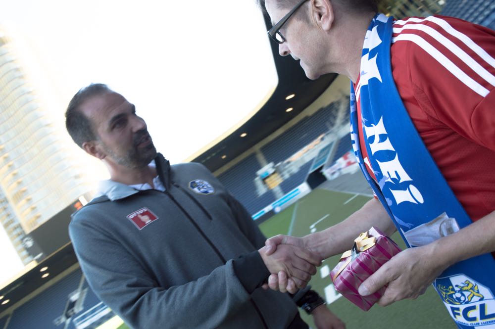 Shakehands zwischen Gründungsmitglied Seppi Bucheli und FCL-Trainer Markus Babbel (Bild: Raphael Frey).