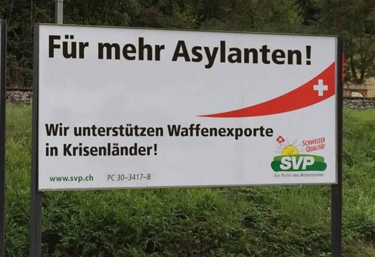 Mehr Asylbewerber aufgrund Waffenexporten: eines der verfremdeten Wahlplakate der SVP. (Bild: Facebook)