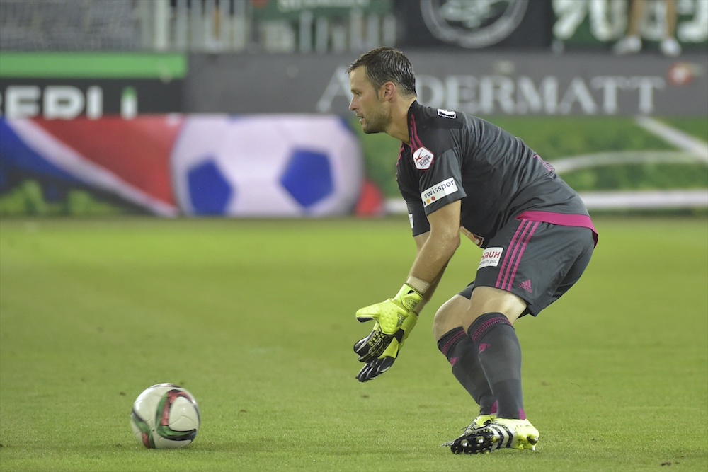 Natürlich hält David Zibung in der realen Welt einen solchen Ball. Hier im Spiel gegen den FC St. Gallen.