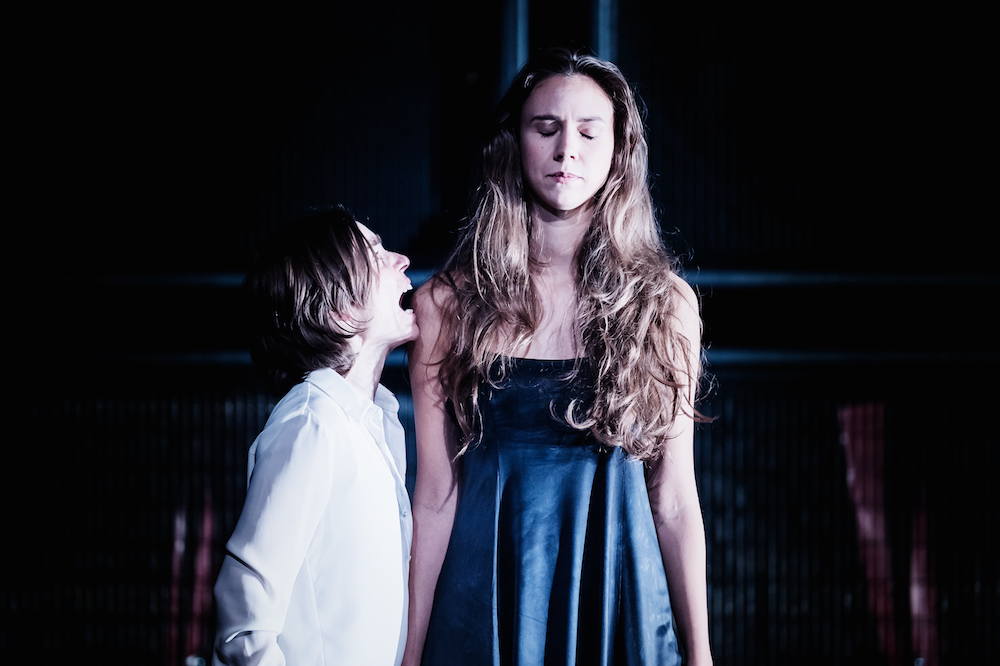 Wiebke Kayser als Hamlet und Lilli Lorenz als Ophelia. (Bild: Ingo Höhn)