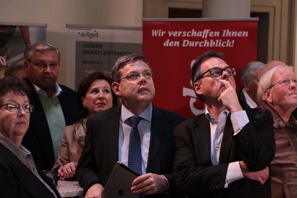 SVP-Nationalratskandidat Franz Grüter (Mitte) studiert die Wahlergebnisse – kurze Zeit später kann er jubeln.