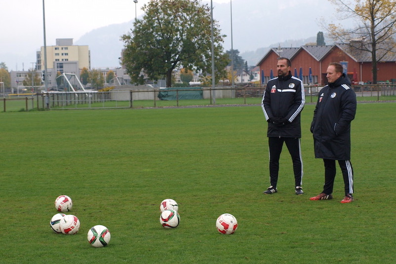 Coach Markus Babbel und Konditionstrainer Norbert Fischer verfolgen das FCL-Training.