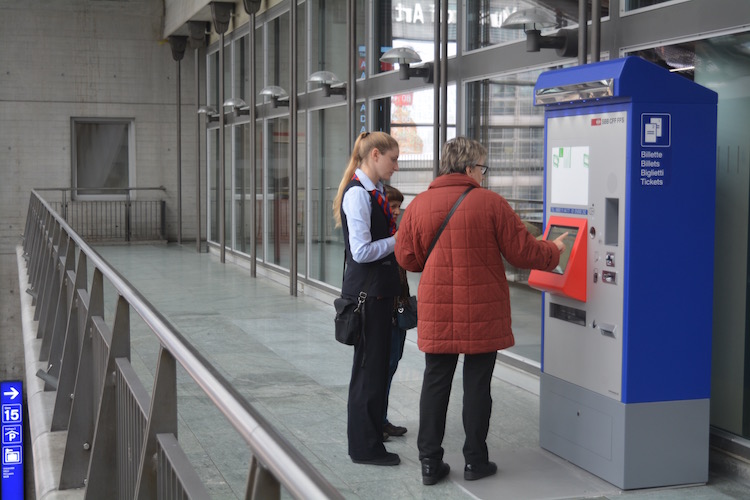 Vor dem Reisezentrum befindet sich nur ein Billettautomat. Eine Etage tiefer gibt es mehrere davon.