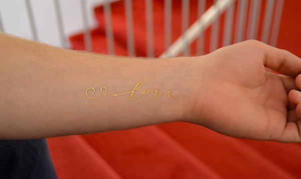 Ein goldenes Aufklebetattoo als «Freundschaftsband»