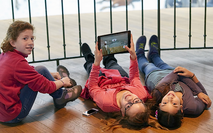 Gerade für die jungen Museumsbesucher ist der interaktive Rundgang mit Tablet und App gleich viel attraktiver. (Bild: Natalie Boo/AURA)