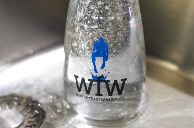 «Wasser für Wasser» setzt sich schweizweit für den Konsum von Leitungswasser ein.