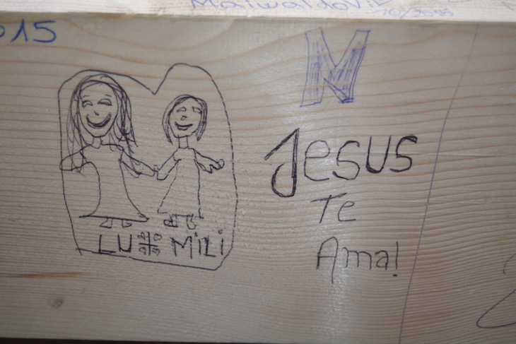 Lu und Mili haben sich verewigt – rechts daneben hat jemand die Botschaft «Jesus liebt dich» angebracht.