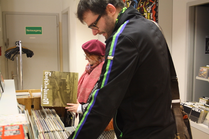 Die Kundschaft wühlt eifrig im breiten Angebot an Musik, das man im Old Town Store findet.