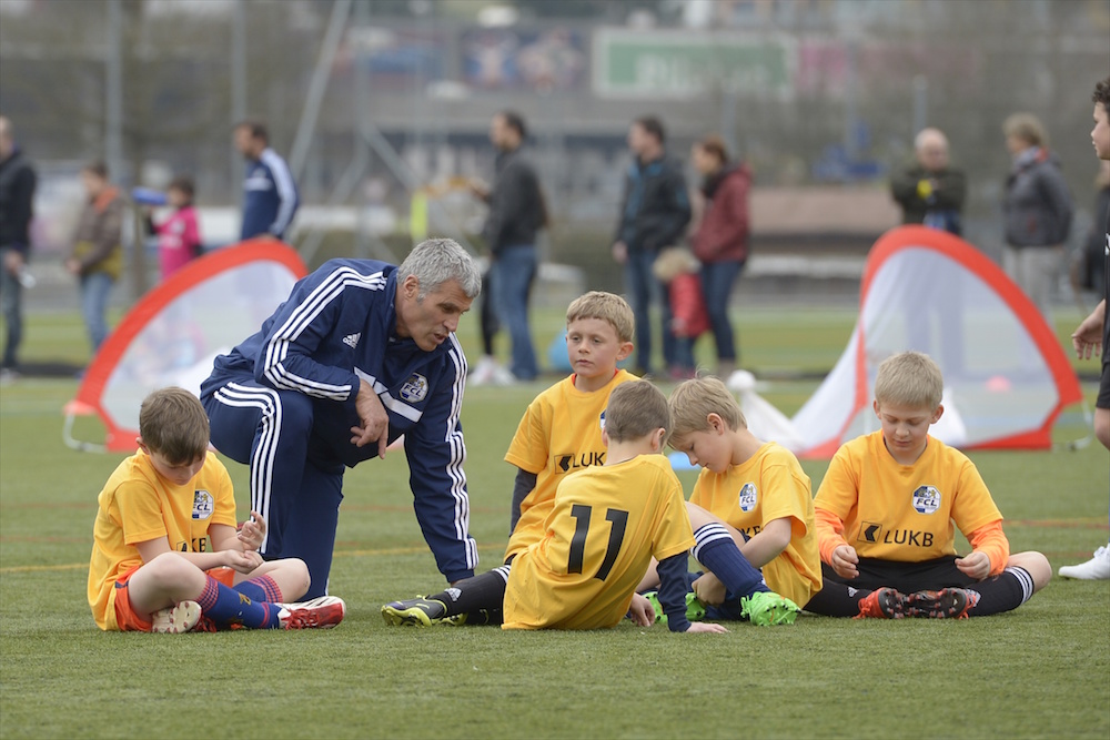 Andy Egli mit seiner Mannschaft anlässlich eines Juniorenturniers im März 2015 (Foto: Martin Meienberger).