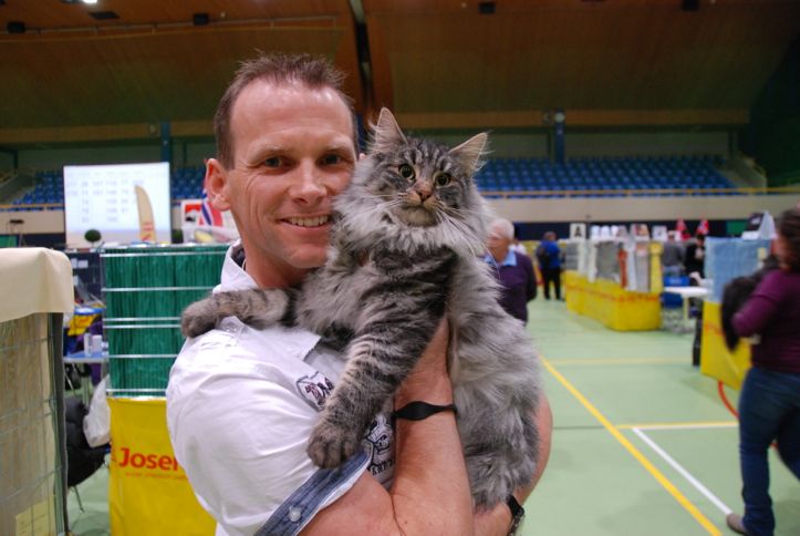 Ueli Amacker mit seiner Katze Sunny Garden's Angel of mine.