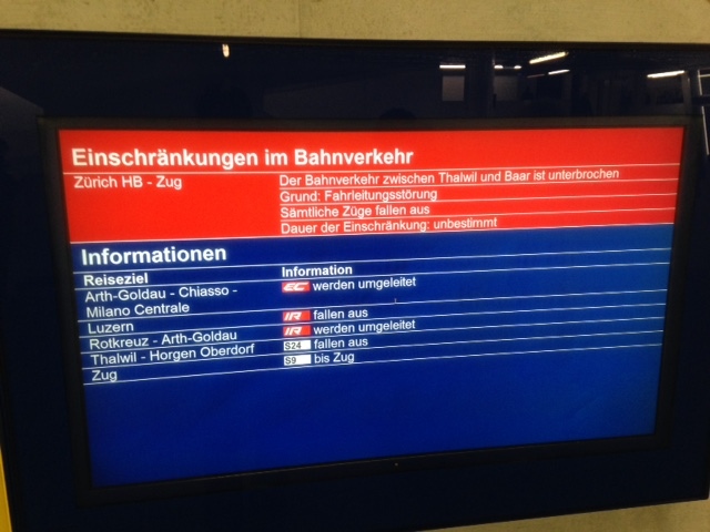 Diese Anzeige war am Montag früh alles, was die SBB ihren Passagieren bot. Ansonsten liess sich keiner blicken von der Truppe, keine Gipfeli, keine Gutscheine, keine Entschuldigung für die Unannehmlichkeiten.