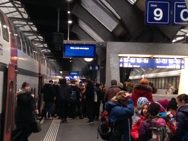 Auf dem Bahnsteigen warten Pendler, Schülergruppen, die in die Zentralschweiz wollen, sie warten und warten über eine Stunde.