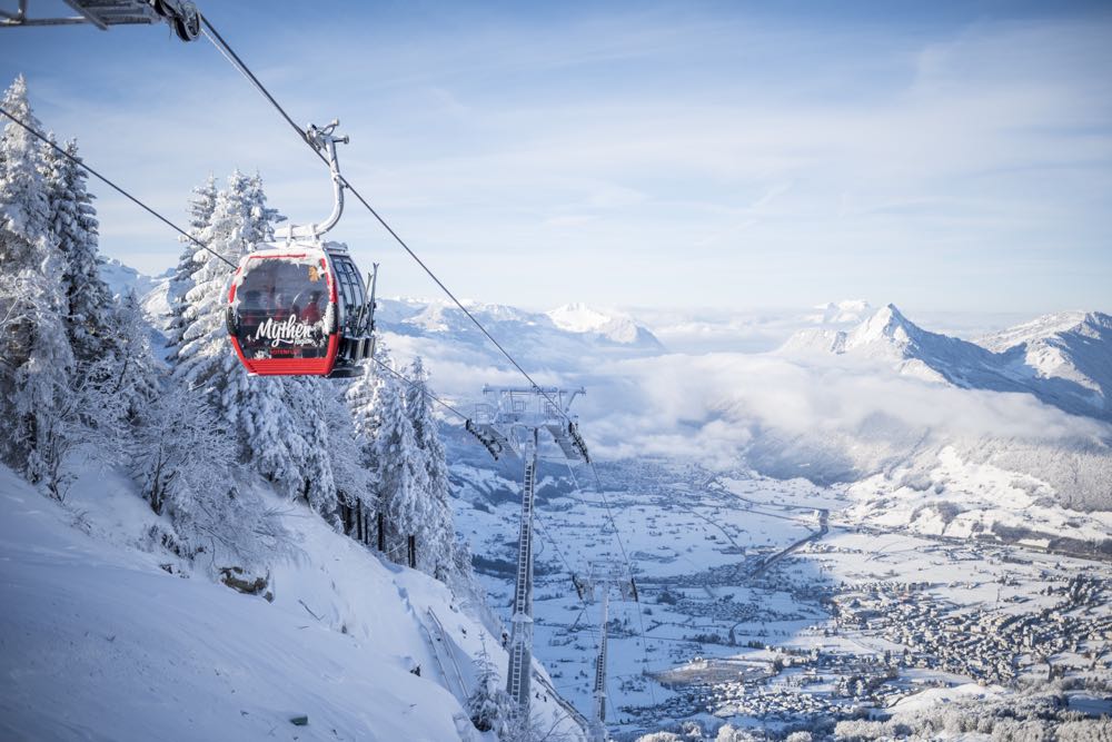 Mit der Rotenfluebahn ins Skivergnügen in der Mythenregion.