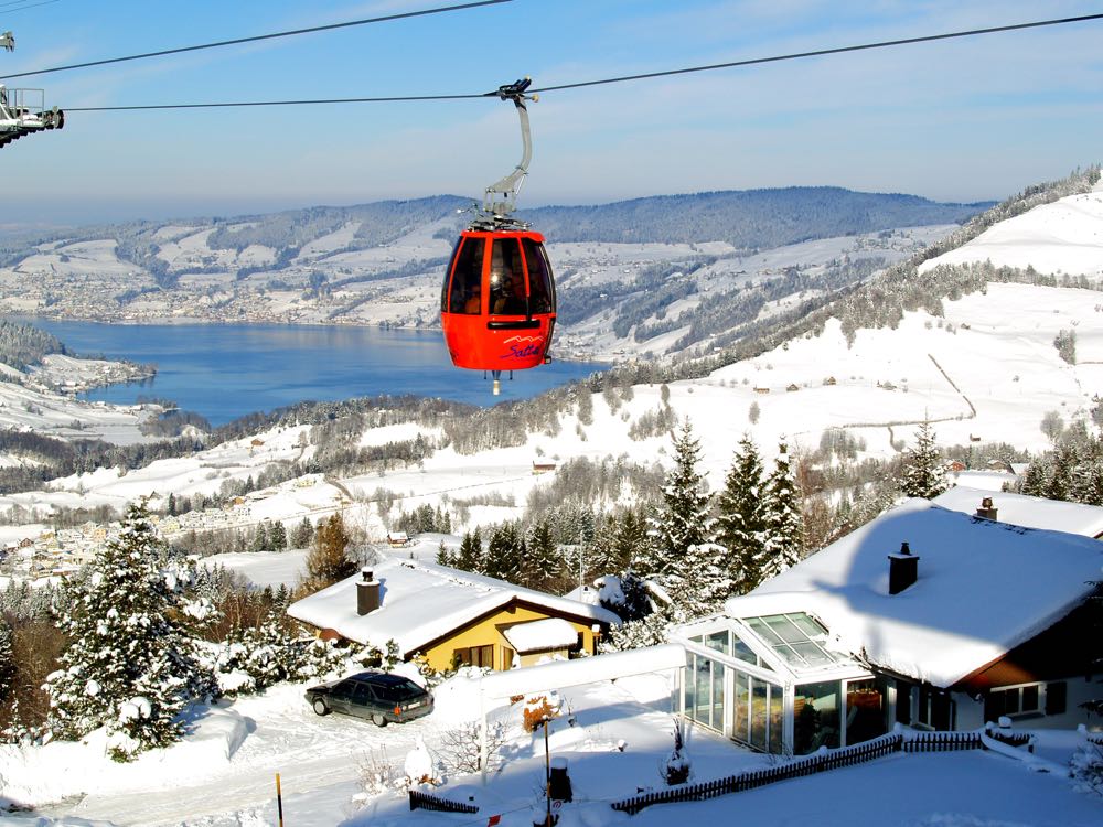 Die welterste Drehgondelbahn bringt Winterfans bequem in nur 8 Minuten von Sattel (800 m.ü.M.) auf den Mostelberg (1200 m.ü.M.).