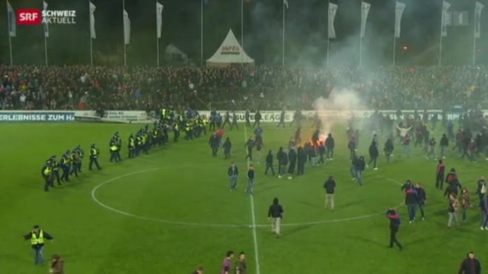 Am 15. Mai 2015 kam es zu wüsten Szenen. Die FC Basel Fans «feiern» ihren Meistertitel mit dem Stürmen des Spielfelds und wüsten Vandalenakten (Bild: Screenshot SRF).