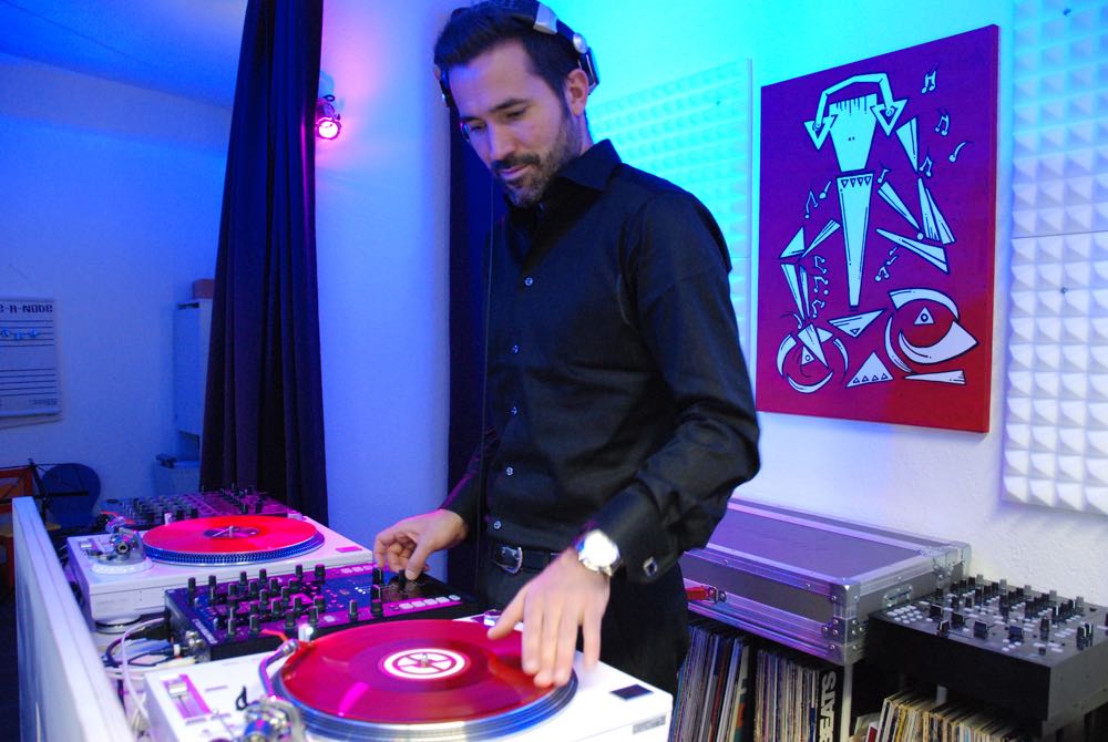 DJ Paul Eduard Wüst hat mit «Soulfoundation» in Luzern eine DJ-Schule ins Leben gerufen.