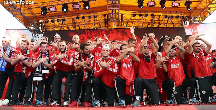 Die albanische Nationalmannschaft feiert die Qualifikation für die EM-Endrunde. Mit dabei auch ganz viele Spieler, die den Schweizer Pass besitzen. (Bild: Albanischer Fussballverband)