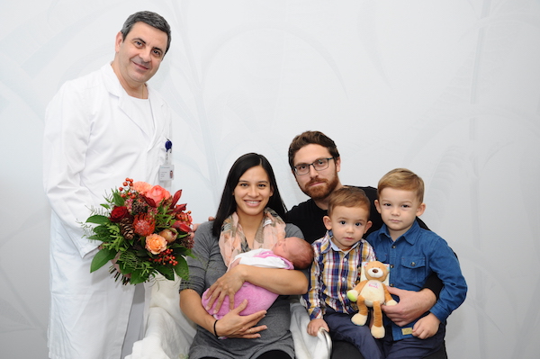 Dr. med. Patrick Rittmann, Leitender Arzt der Frauenklinik, gratuliert den glücklichen Eltern zur Geburt von Teodora Elena.