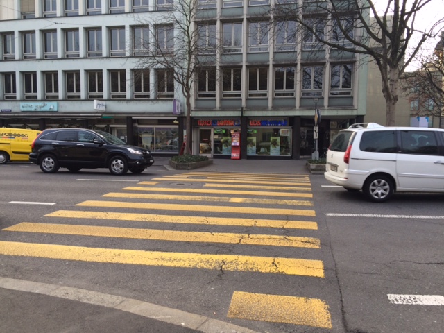 Bis sich Stadt und Kanton einig über eine Lösung sind, bleibt die Überquerung der Obergundstrasse ein gefährliches Unterfangen.