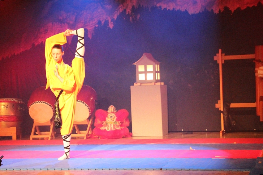 Stefanie Kaufmann demonstriert die Beweglichkeit des Shaolin Kung-Fu. (Foto: Christian Egli)