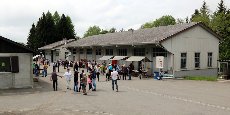 Die Bevölkerung besichtigt das neue Bundesasylzentrum auf dem Gubel bei Menzingen.