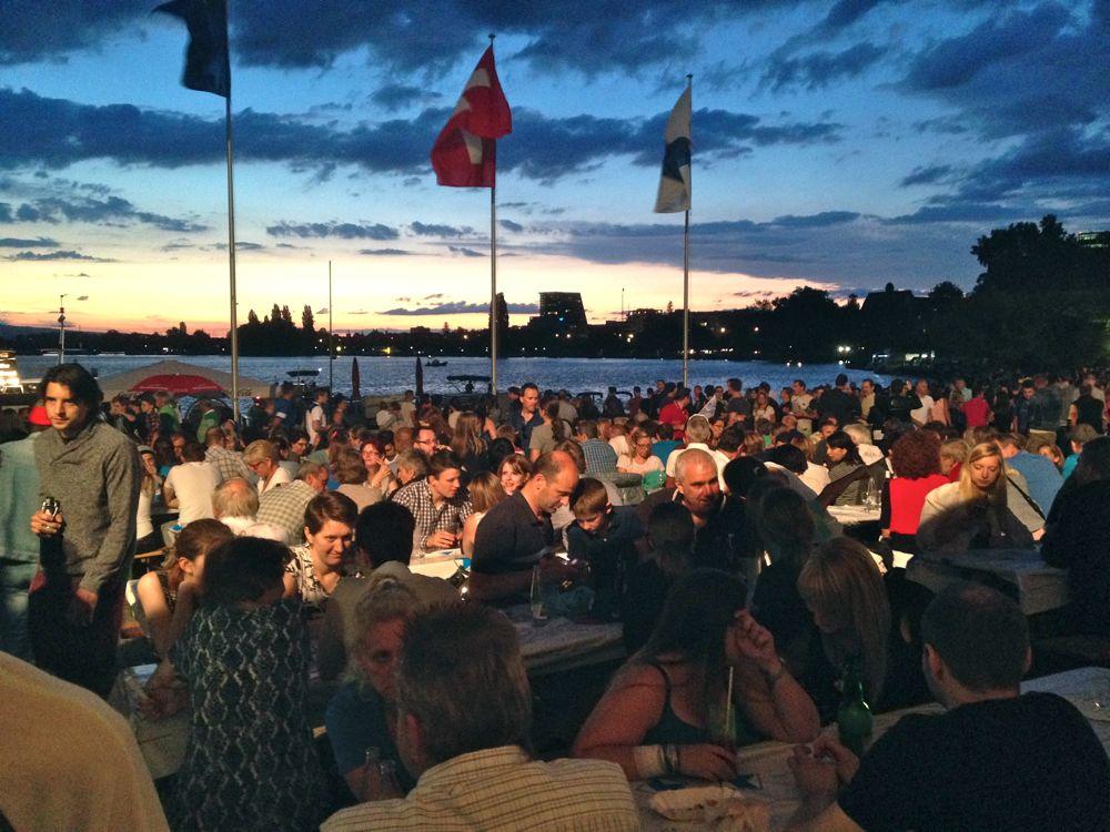 Das Zuger Seefest 2015 lockt 20’000 Besucher an die Seepromenade.