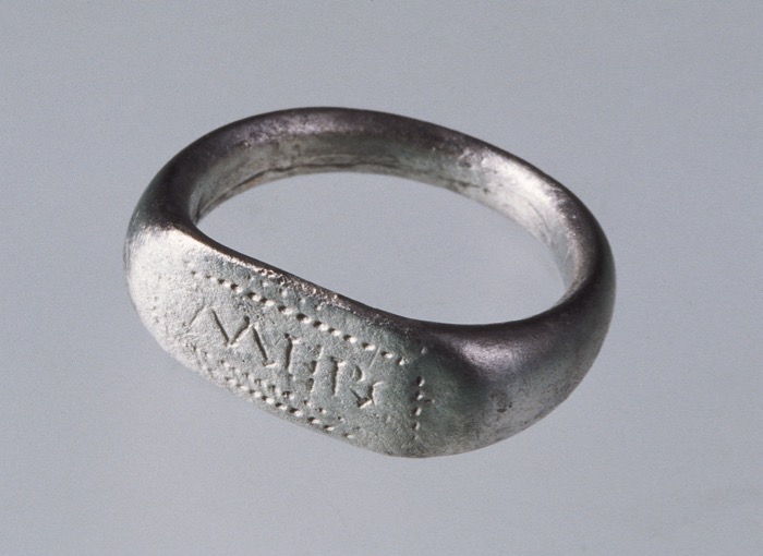 Silberner Fingerring aus Cham-Hagendorn. Die Inschrift MERC lässt sich zu MERC(VRIO), «dem Merkur geweiht», ergänzen. Merkur war der römische Gott der Händler, aber auch der Diebe.
