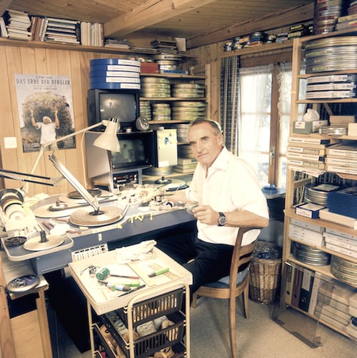 Erich Langjahr am Schneidetisch in seinem Atelier in Root.