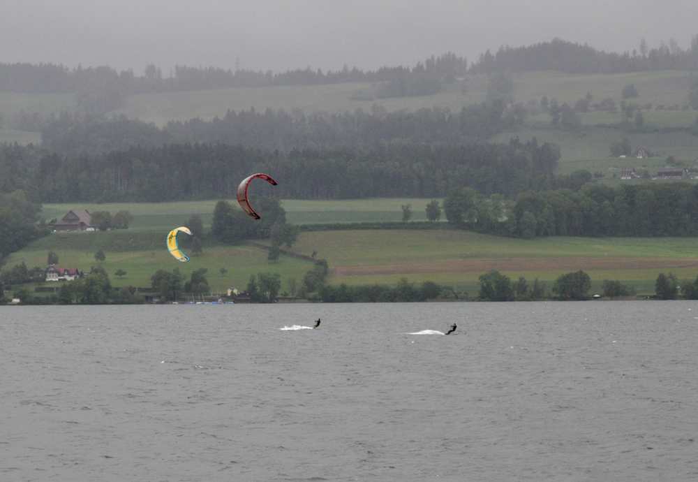 Da war die Welt noch in Ordnung: Kitesurfer flitzen über den Sempachersee. Das Bild entstand vor 2011, als das Verbot noch nicht galt.