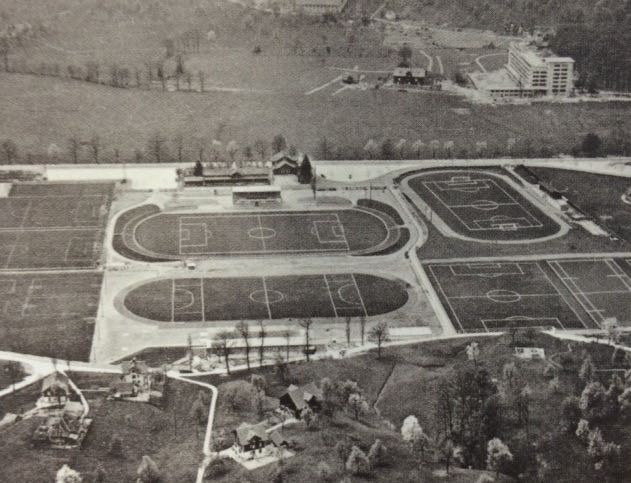 1934 wurde auf der Allmend die Sportplatzanlage mit Fussballfeldern und der ersten Tribüne eröffnet. (Quelle: ZHBLU SoSa, LSa.15.13.7)