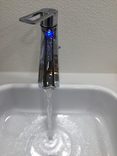 Läuft das Wasser, leuchtet der Wasserhahn im Badezimmer von «Dean & David».